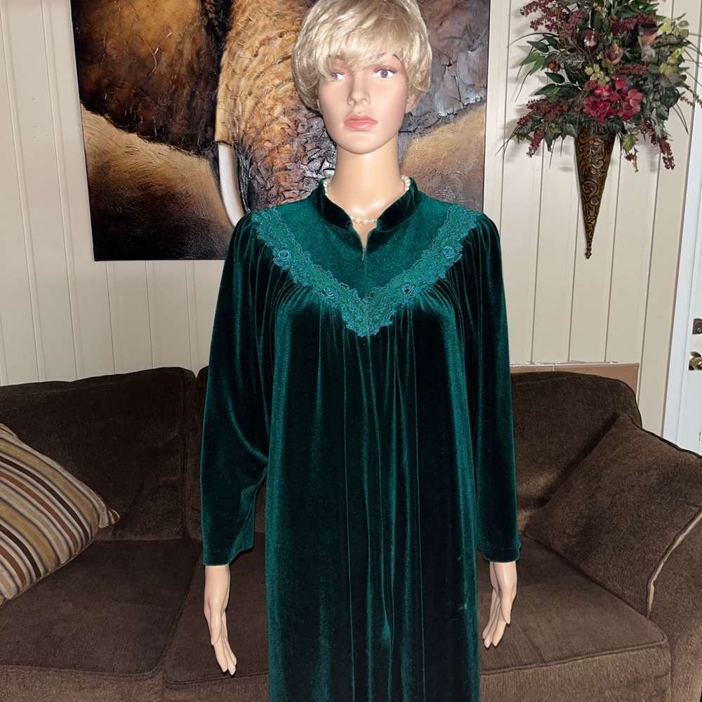 Komar ~ Vintage ~ Women’s Large ~ Velvet  ~ Green Robe W/ Floral Lace - Picture 5 of 16